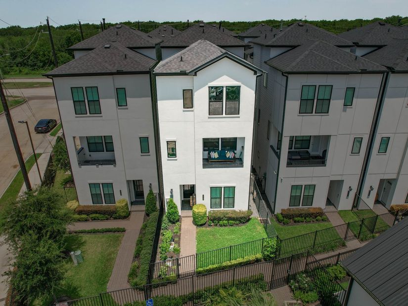 2816 Grand Fountains Drive B, Houston TX 77054