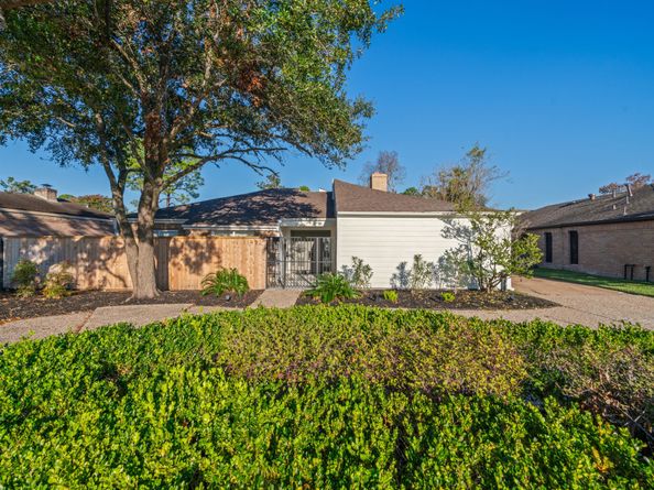 11422 Lakeside Place Drive, Houston TX 77077