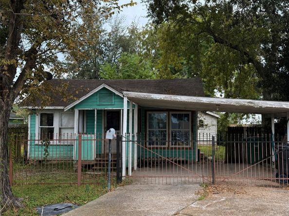 64 Neyland Street, Houston TX 77022