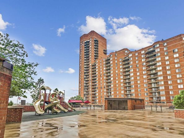 704 Harmon Cove Tower, Secaucus NJ 07094