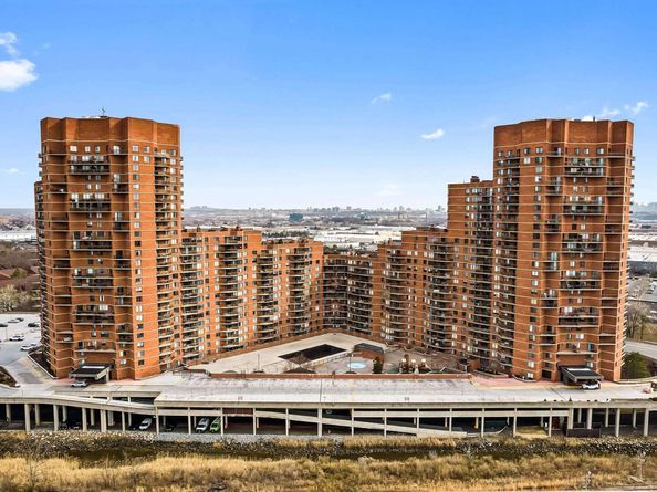 1033 Harmon Cove Tower, Secaucus NJ 07094
