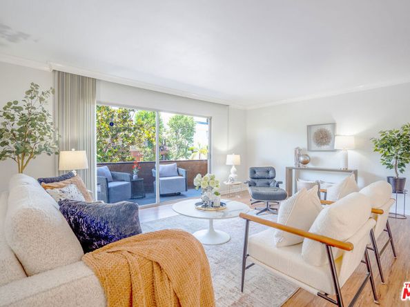 818 S Lucerne Boulevard 205, Los Angeles CA 90005