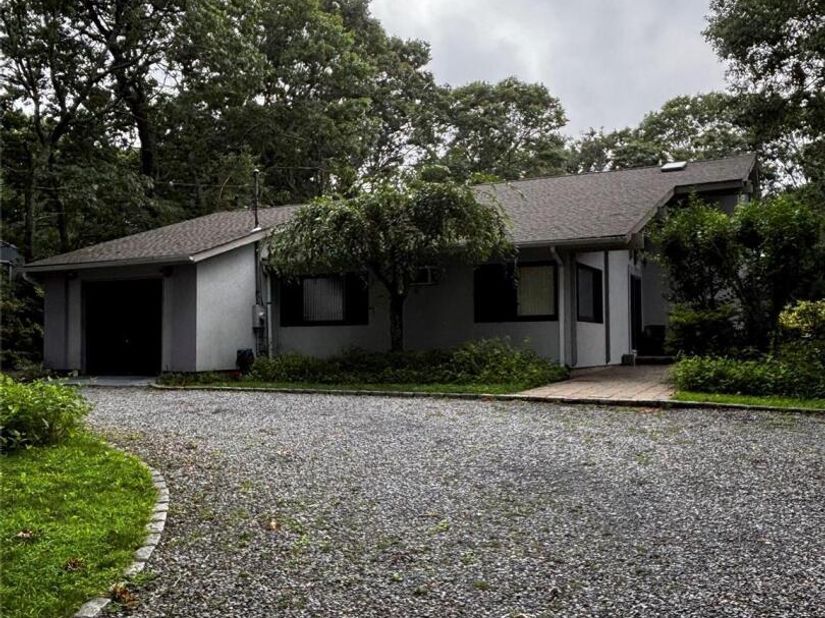 17 Columbine S, Hampton Bays NY 11946