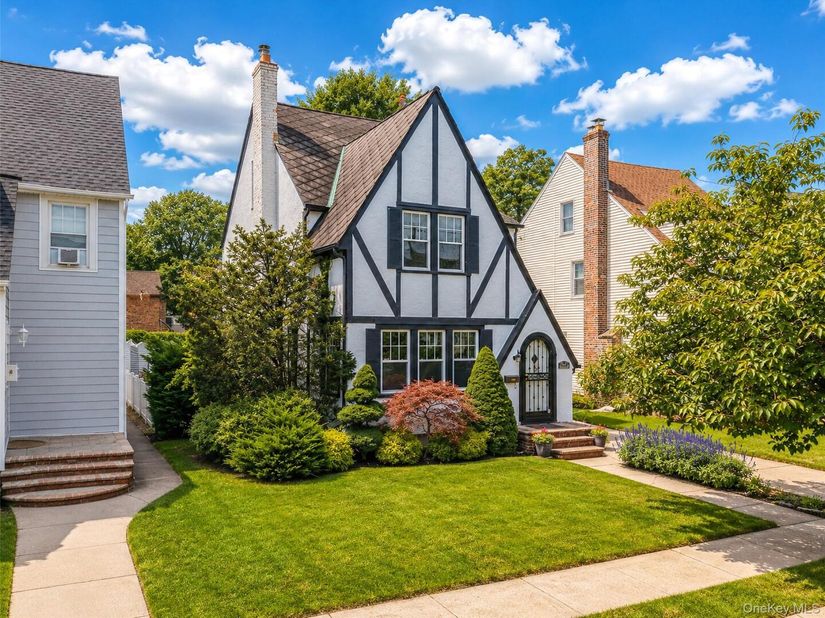 425 Marcellus Road, Mineola NY 11501