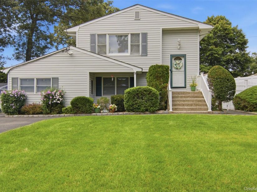 224 Holbrook Avenue, Ronkonkoma NY 11779
