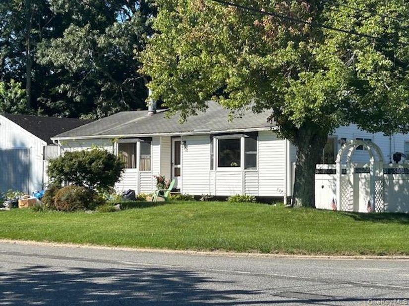 8 Durst Drive, Selden NY 11784