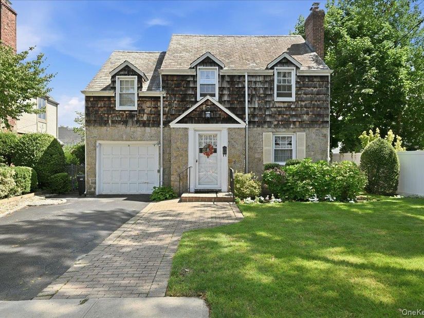 15 May Court, Rockville Centre NY 11570