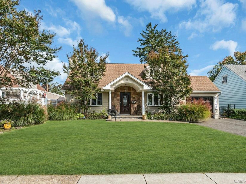 22 Bryce Avenue, Glen Cove NY 11542