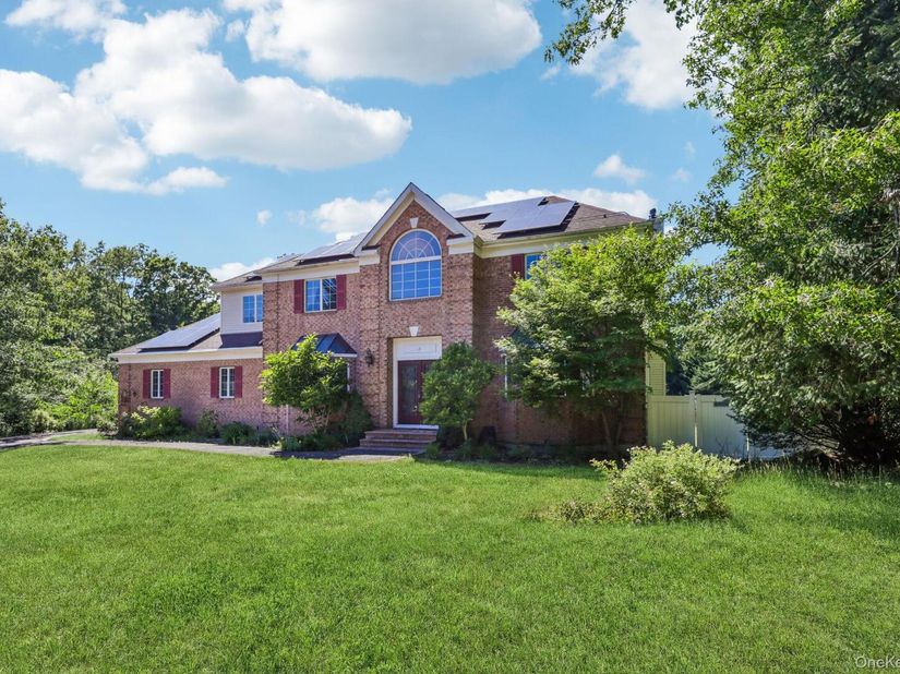 4 Penn Court, East Setauket NY 11733
