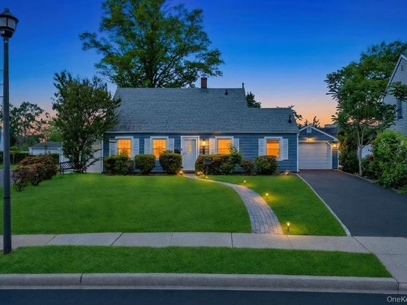 8 Lilac Lane, Levittown NY 11756