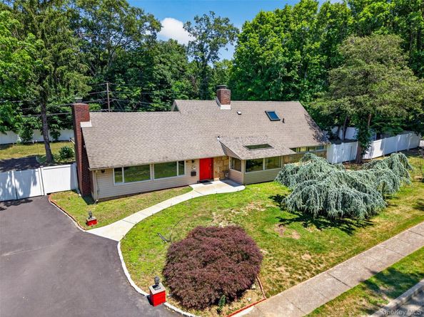 81 Carriage Lane, Roslyn Heights NY 11577
