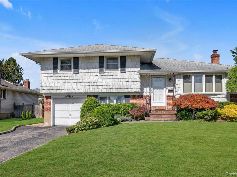 5 Lane Avenue, Plainview NY 11803