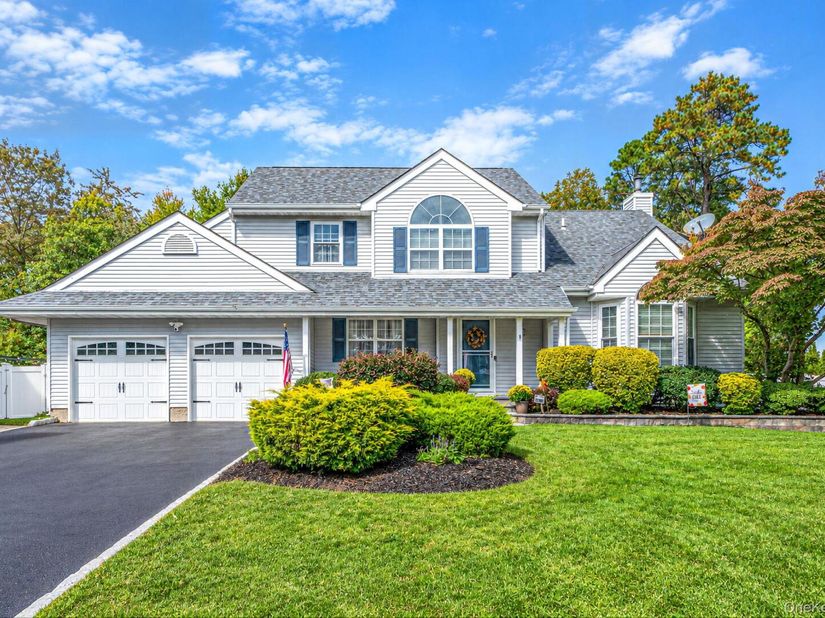 9 Alyssa Court, Holbrook NY 11741