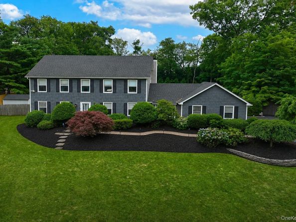 2 Buckingham Meadow Road, East Setauket NY 11733