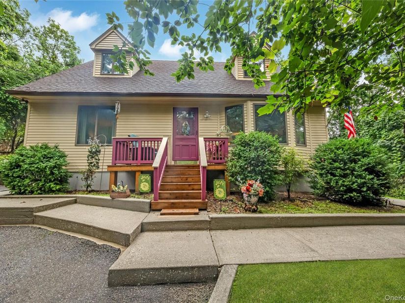 21 Sams Path, Rocky Point NY 11778