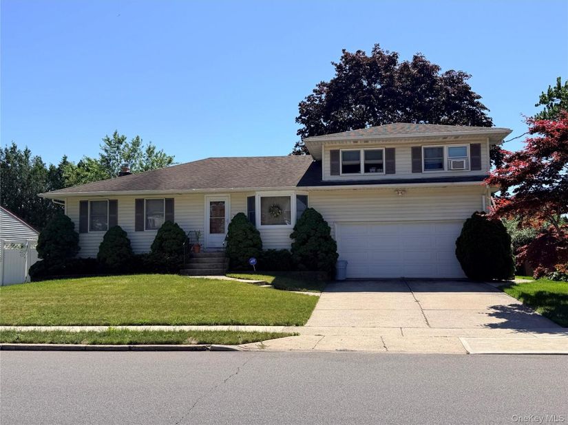 381 N Monroe Avenue, Lindenhurst NY 11757