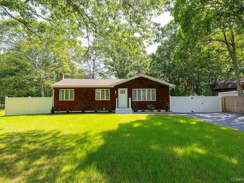 18 EASTERLY Road, Hampton Bays NY 11946