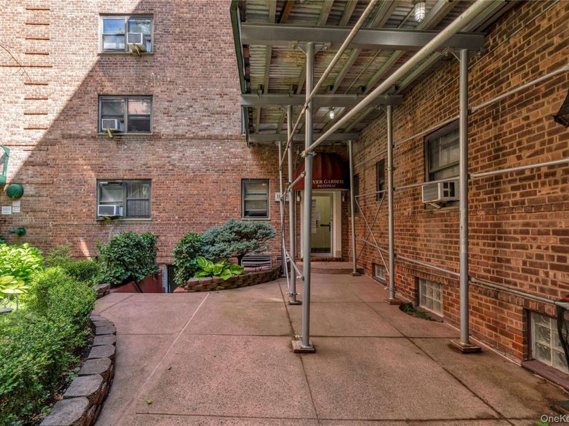 102-55 67 Road 3V, Forest Hills NY 11375