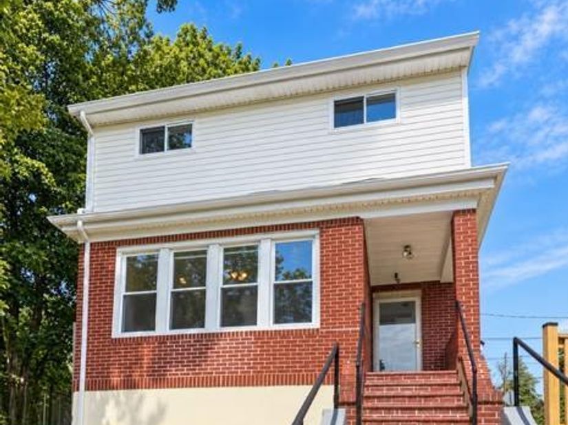 13 Knoll Place, Glen Cove NY 11542