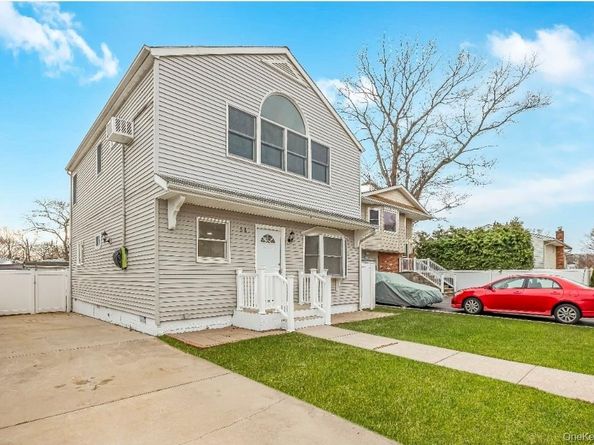 54 5th Street, Ronkonkoma NY 11779