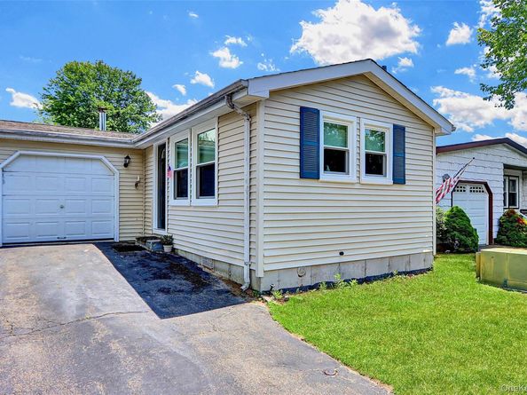 164 Village Circle W, Manorville NY 11949