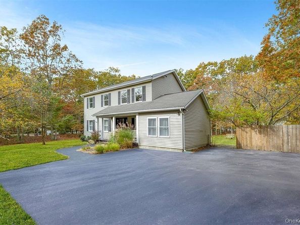 4 Wooded Lane, Hampton Bays NY 11946