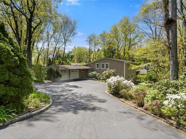 6 Split Oak Drive, East Norwich NY 11732