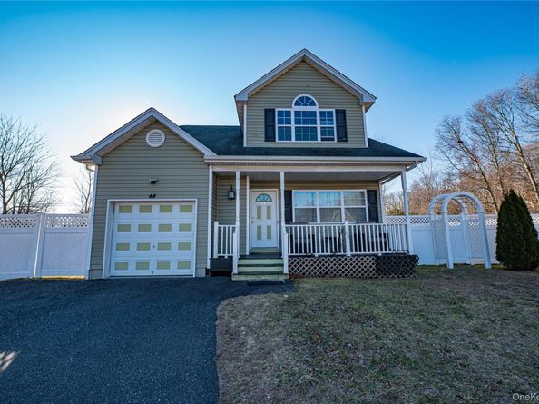 44 Chauncey Lane, Coram NY 11727