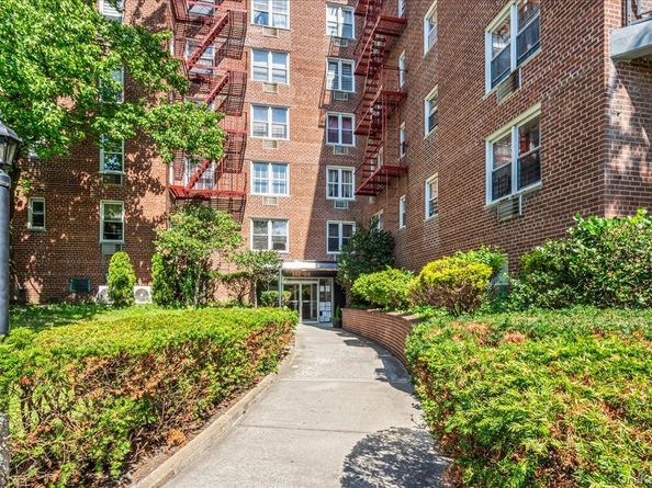 151-05 Cross Island Parkway 6C, Whitestone NY 11357