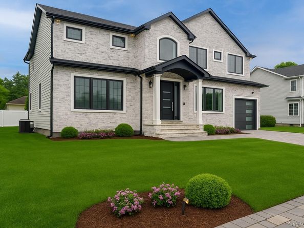 52 Cortland Ave, Hicksville NY 11801