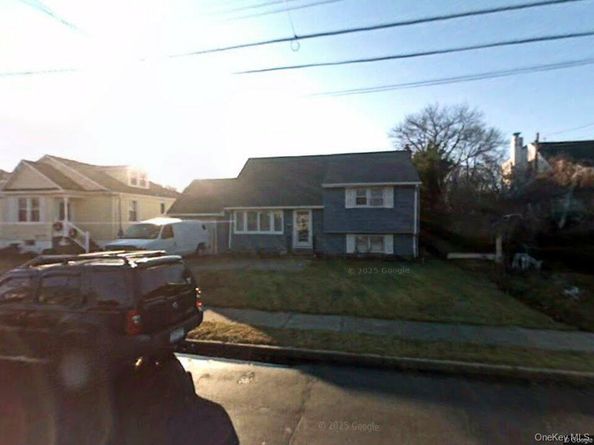 14a Earl Place, Amity Harbor NY 11701