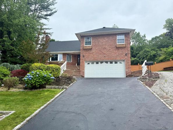 39 Oakdale Road, Roslyn Heights NY 11577