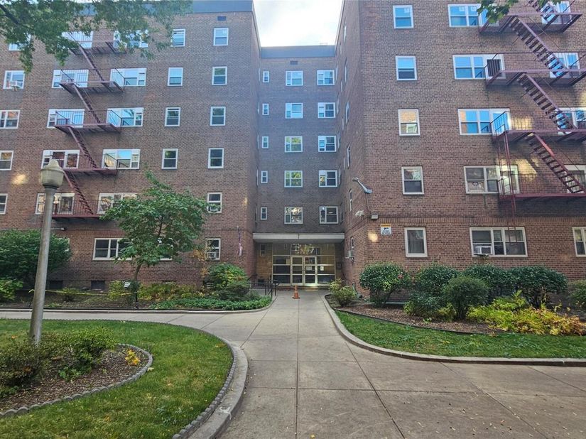44-69 Kissena Boulevard 4M, Flushing NY 11355