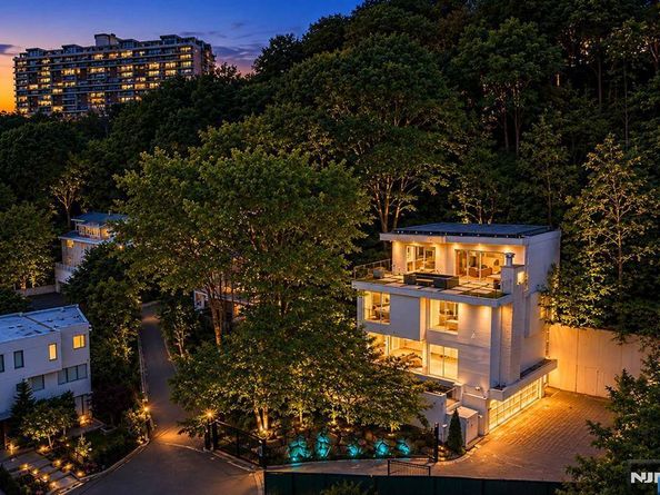 31A Casta Lane, Edgewater NJ 07020