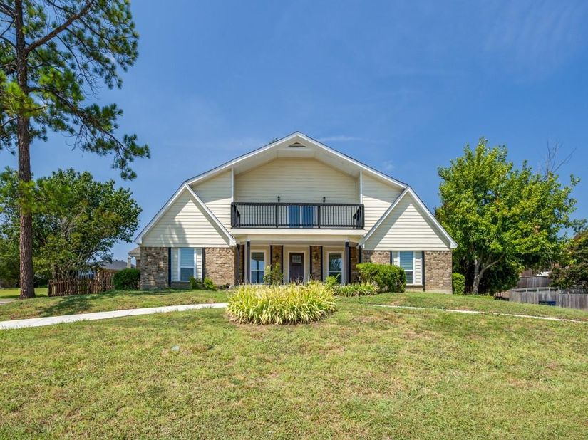 2226  Meadowview Drive , Garland Texas 75043