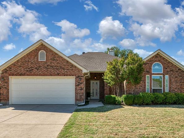 1057  Springwood Drive , Saginaw Texas 76179