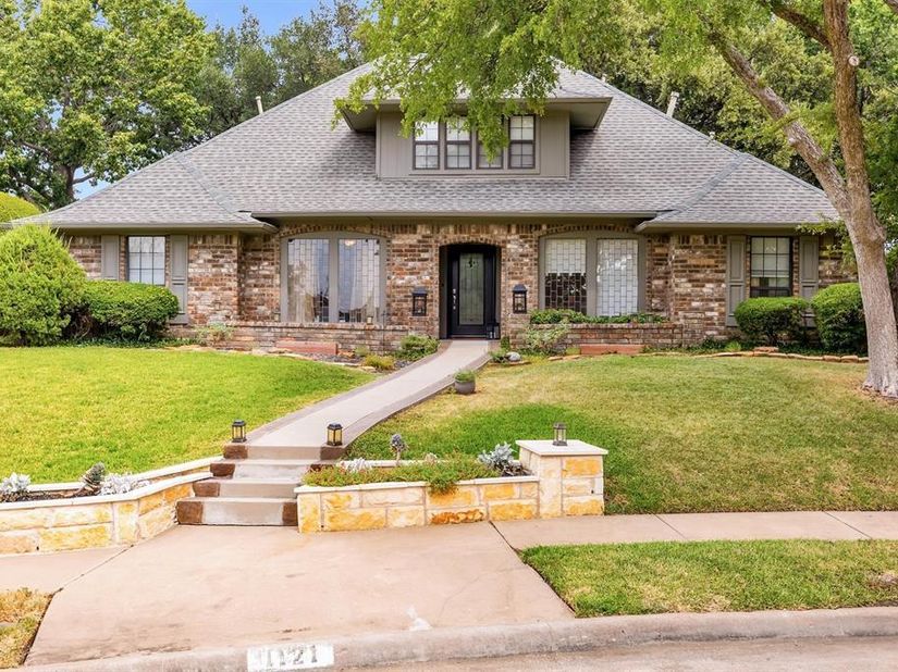 1121  Derbyshire Place , Carrollton Texas 75007