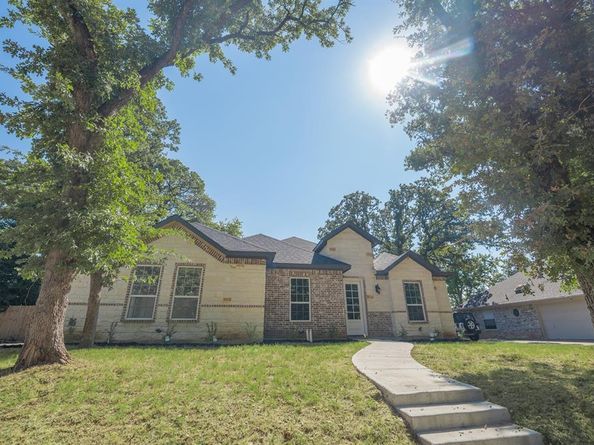 1408  Spinnaker Lane , Azle Texas 76020