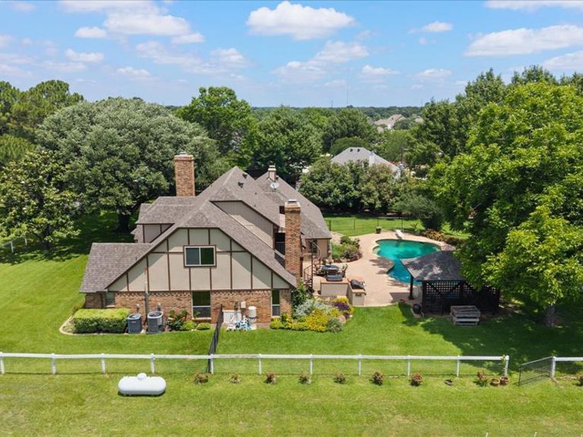 8111  Russell Curry Road , Arlington Texas 76001