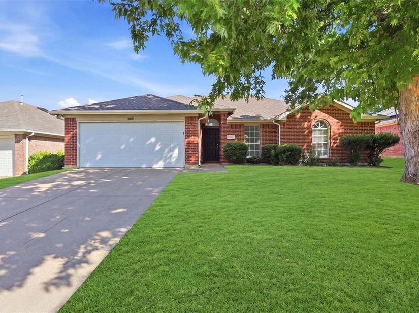 625  Jamie Lane , Mansfield Texas 76063