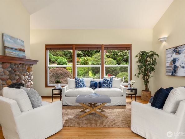8387 NE Sumanee Place, Bainbridge Island WA 98110