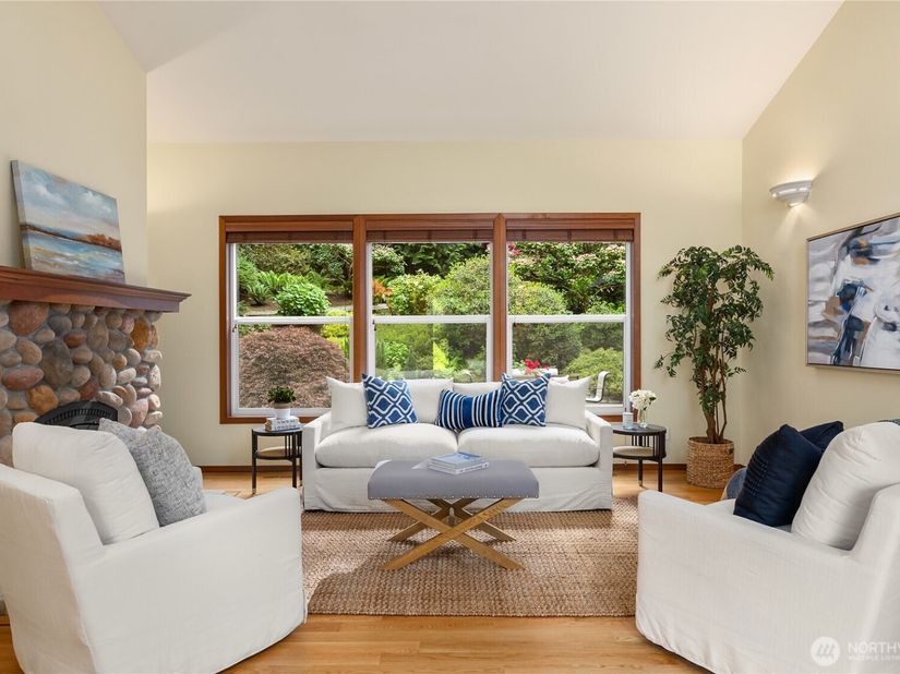 8387 NE Sumanee Place, Bainbridge Island WA 98110