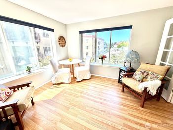 712 E Denny Way