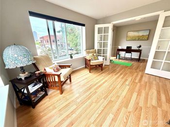 712 E Denny Way