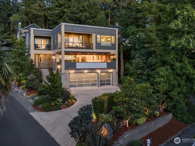 11822 Holmes Point Drive NE, Kirkland WA 98034