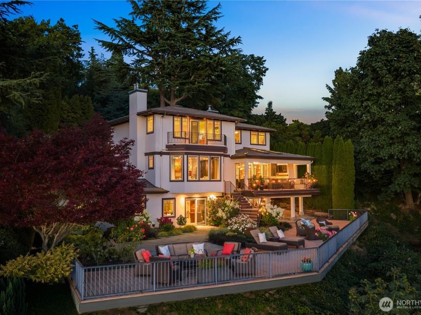 2555 Magnolia Boulevard W, Seattle WA 98199