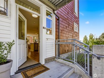 130 Harbor Square Loop NE