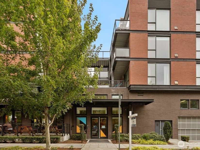 1601 N 45th Street 212, Seattle WA 98103