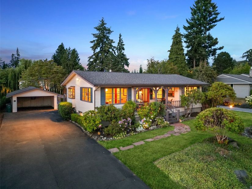 916 18th Avenue W, Kirkland WA 98033