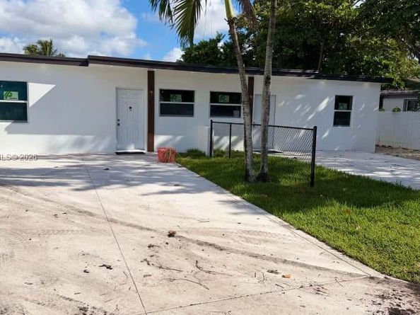 12101 SW 215th St, Miami FL 33177